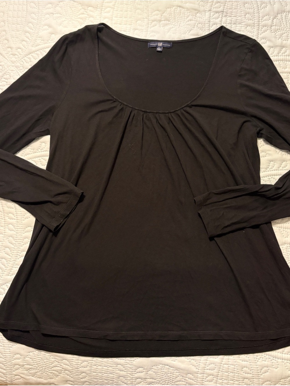 GAP Women’s Black Scoop Neck Long-Sleeve Tee